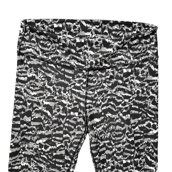 Fabletics Capri Leggings Size Small Black Gray Abstract Pattern Waistband Pocket - Picture 2 of 7